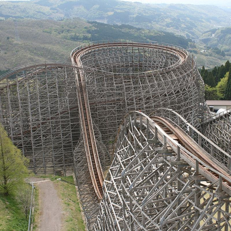 くさらない木を使った木製ジェットコースターの写真